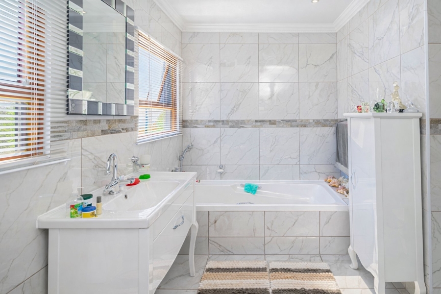 5 Bedroom Property for Sale in Meerhof North West